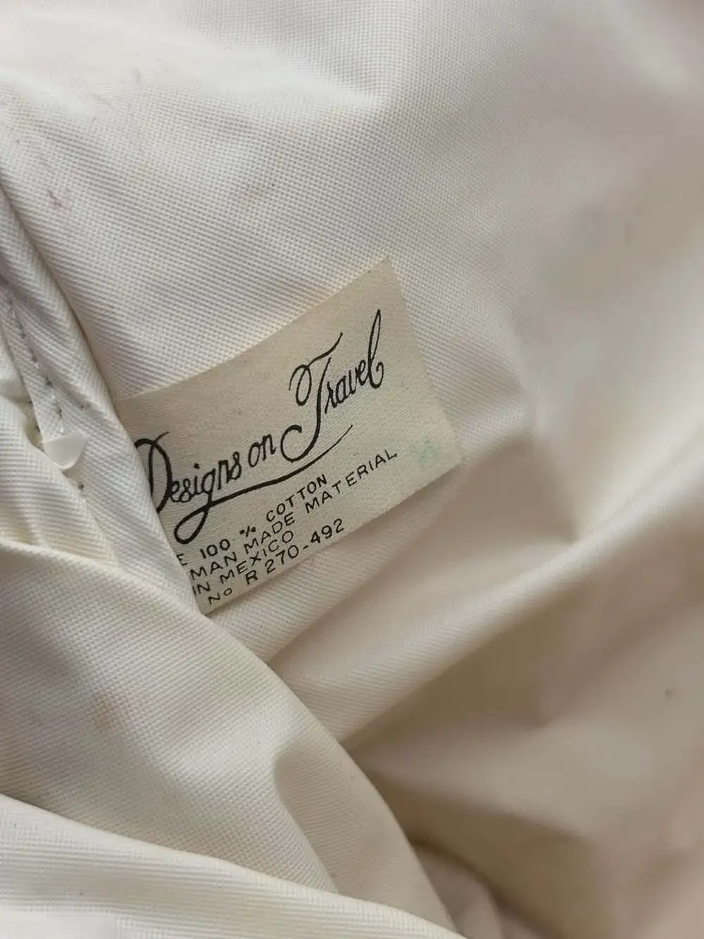 Oscar de la Renta cream background